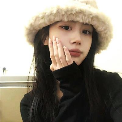 9顶假发的女孩封面